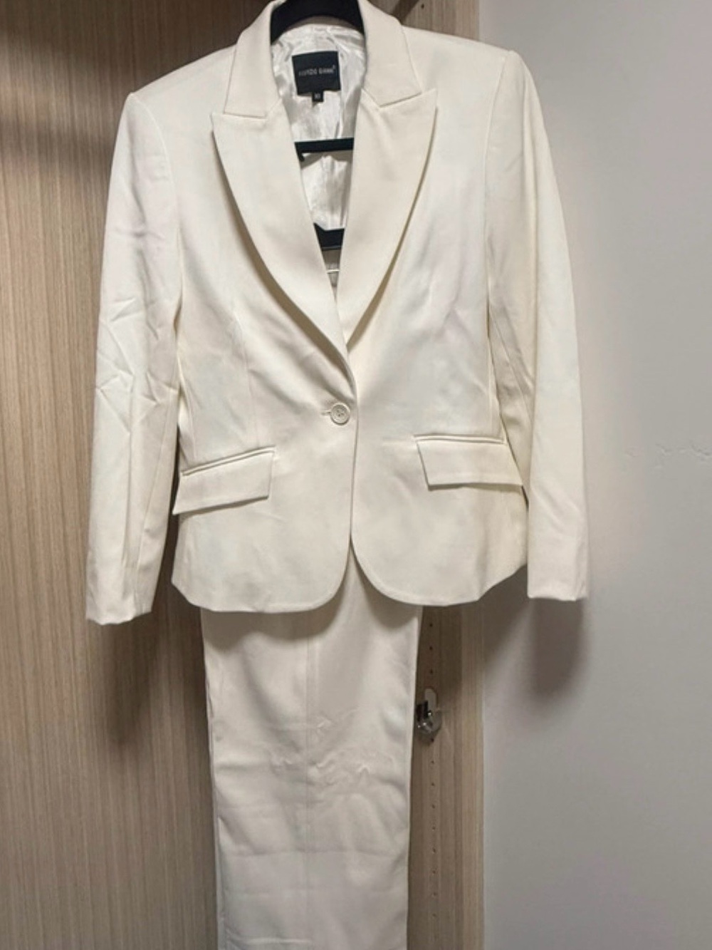 Fabrizzio Gianni Cream Tailored Women's Blazer and Pants Suit